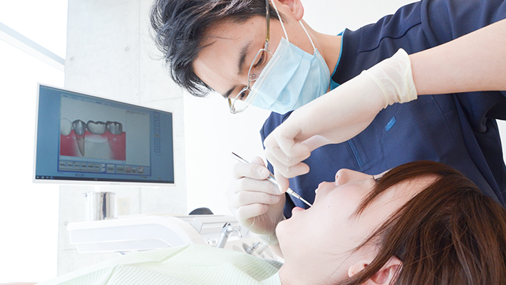 特徴３ 抜歯の可能性を可能な限り回避する「骨再生療法」